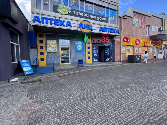 Продаж двоповерхового фасадного нежитлового приміщення, район Сінного ринку!