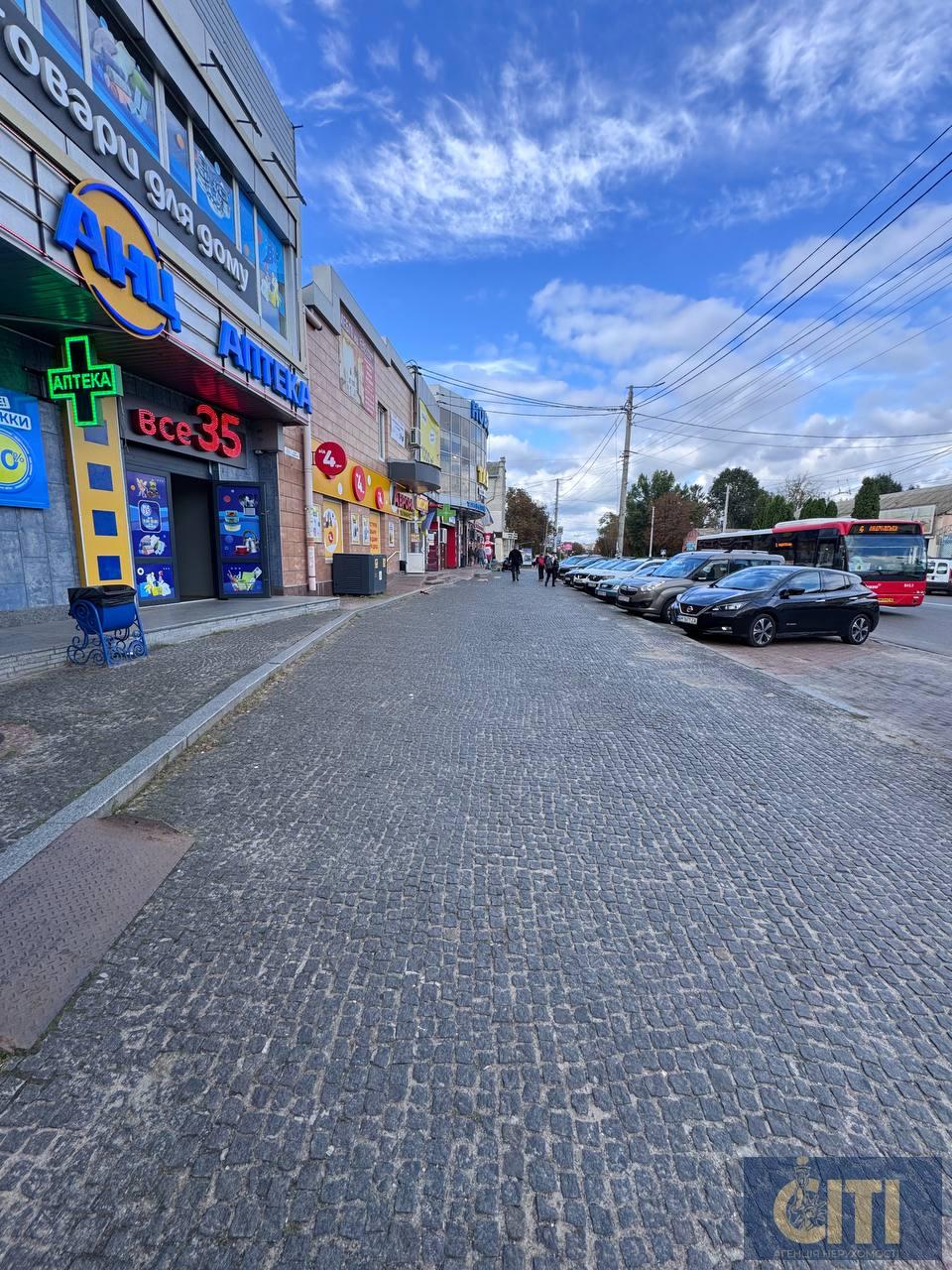 Продаж двоповерхового фасадного нежитлового приміщення, район Сінного ринку!