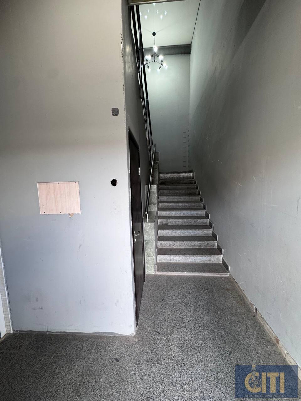 Продаж двоповерхового фасадного нежитлового приміщення, район Сінного ринку!