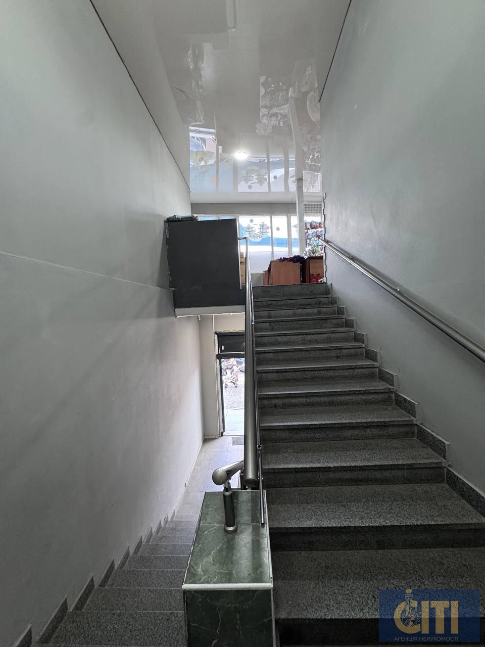 Продаж двоповерхового фасадного нежитлового приміщення, район Сінного ринку!