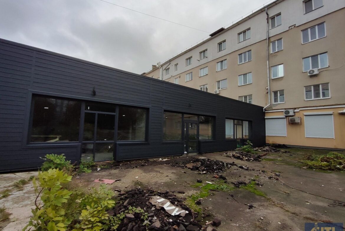 Фасадна окремо розташована будівля 710 кв.м. на Польовій