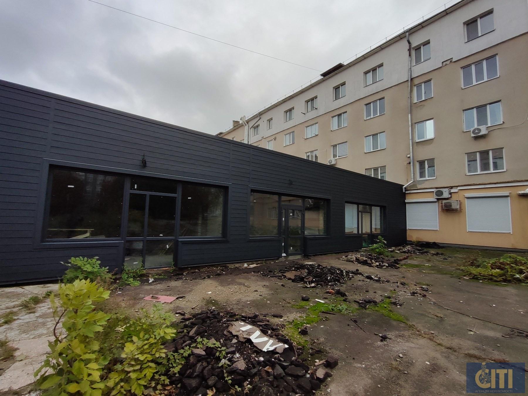 Фасадна окремо розташована будівля 710 кв.м. на Польовій