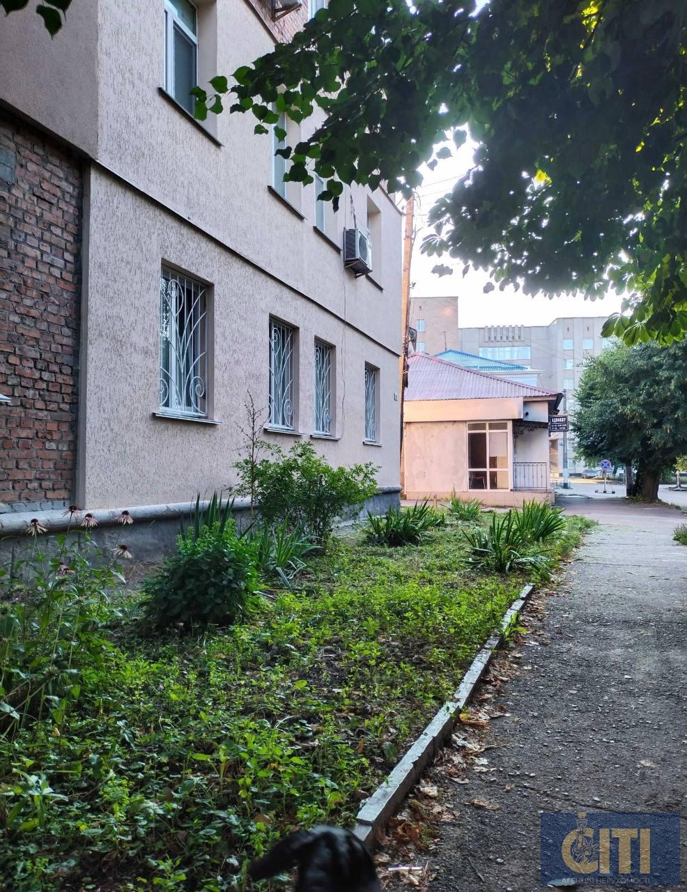 Продається 3-кімнатна квартира для комерційного використання, 49 кв.м