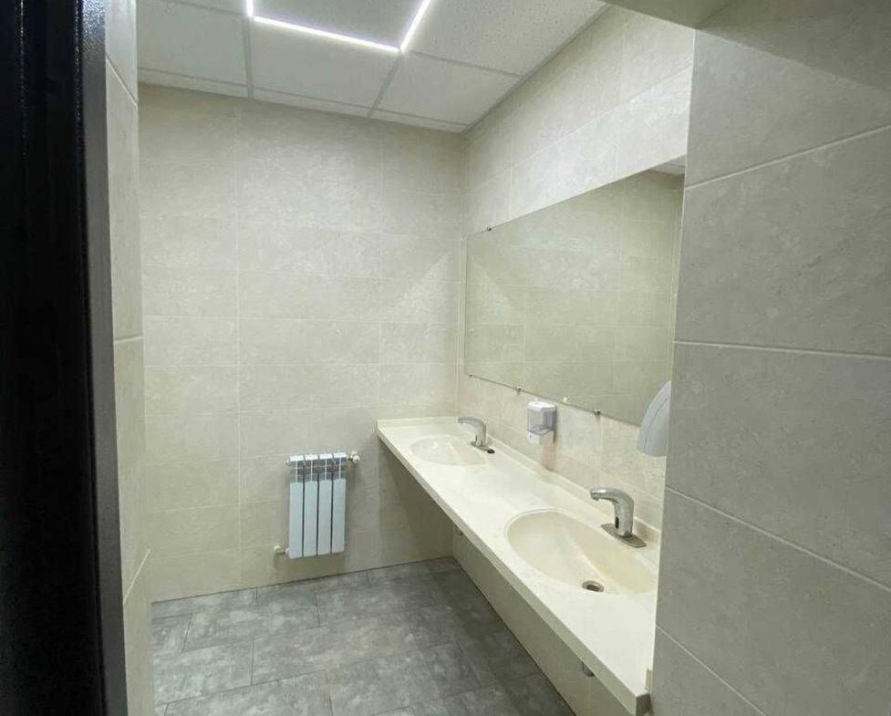 Пропонується до продажу комерційне приміщення (район Крошня), 1310 м²