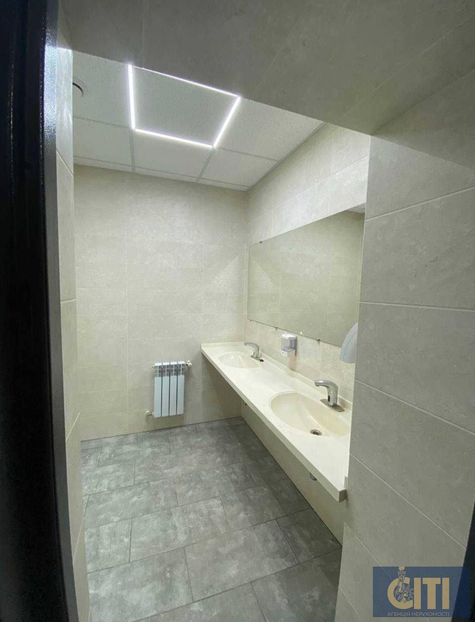 Пропонується до продажу комерційне приміщення (район Крошня), 1310 м²