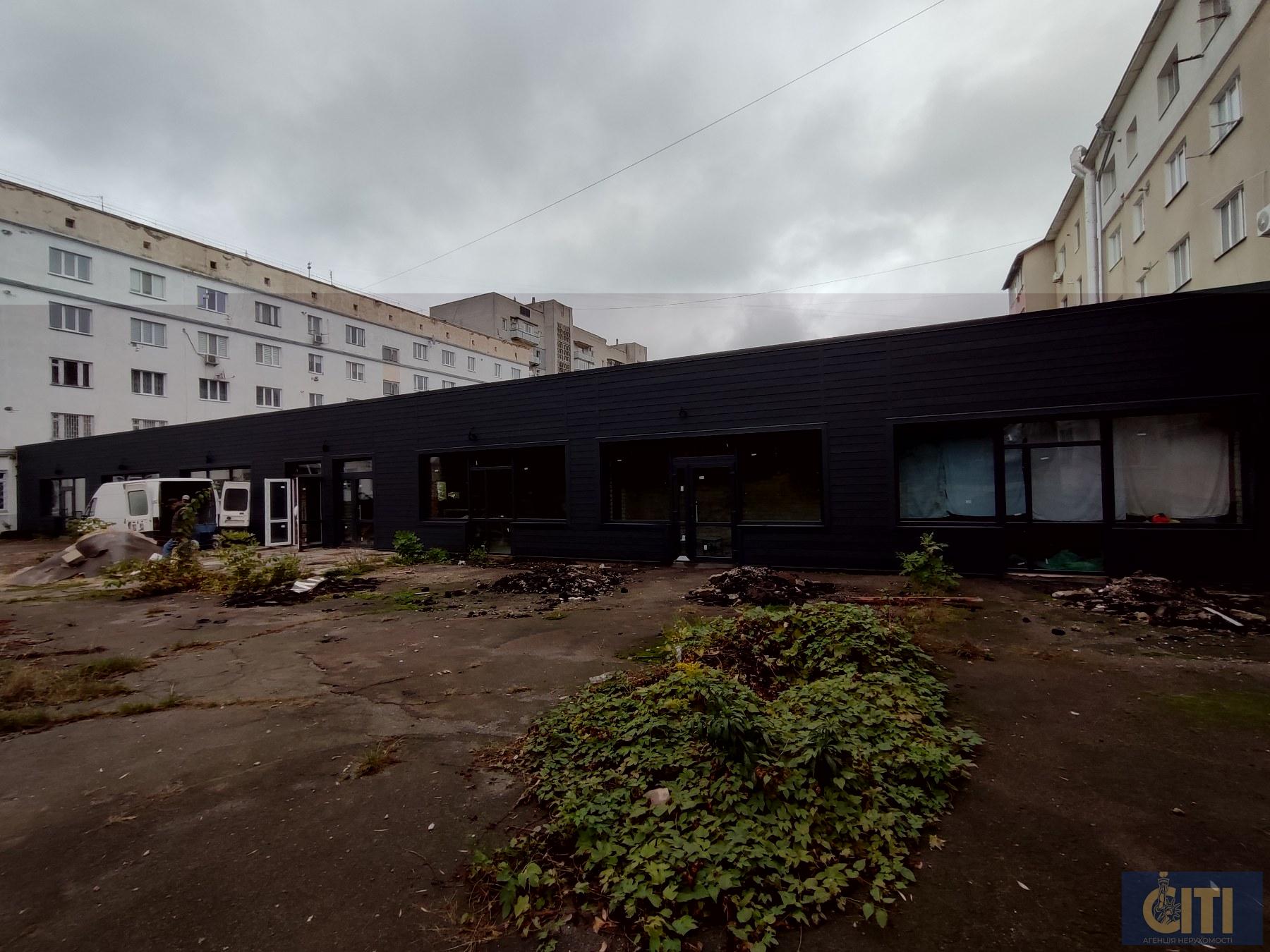 Фасадна окремо розташована будівля 710 кв.м. на Польовій