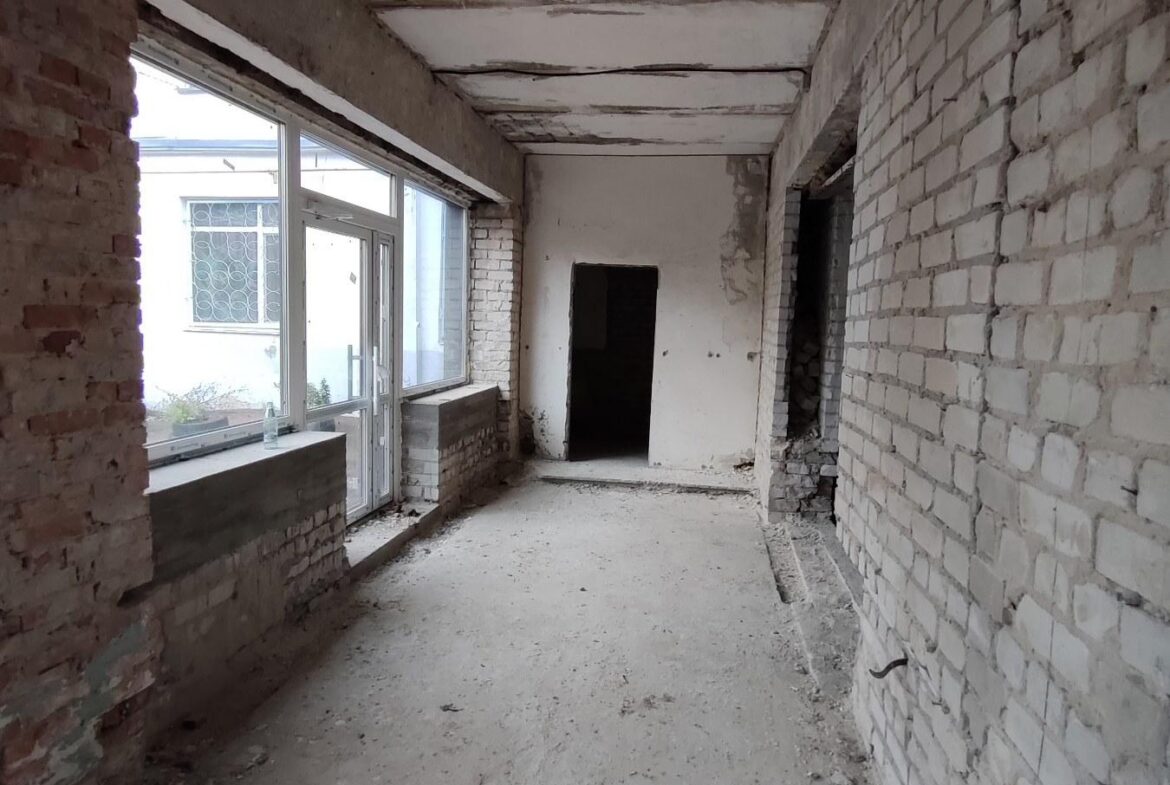 Фасадна окремо розташована будівля 710 кв.м. на Польовій