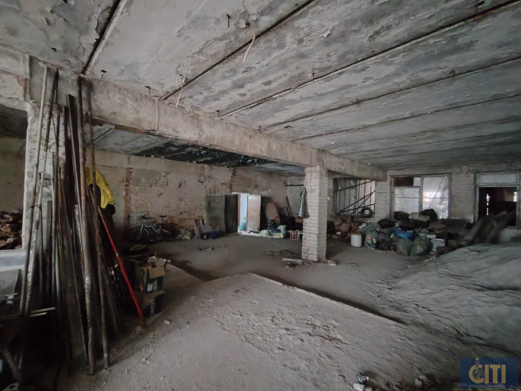 Фасадна окремо розташована будівля 710 кв.м. на Польовій