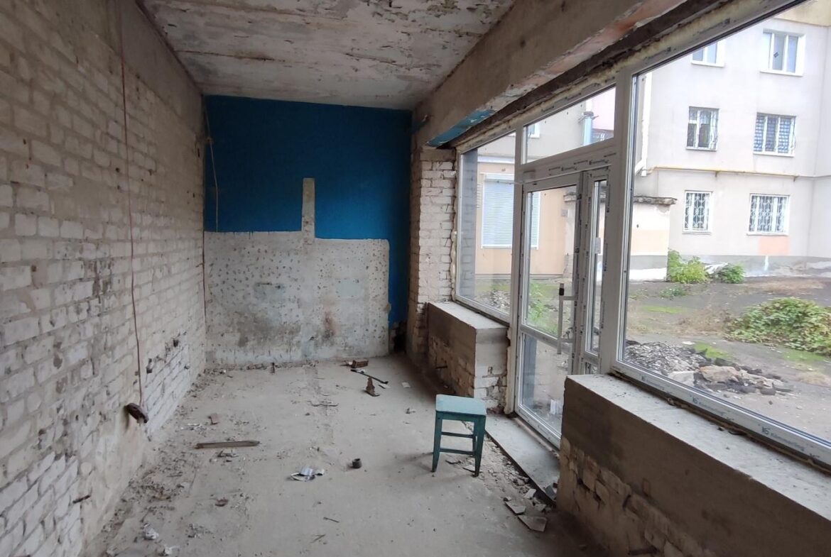 Фасадна окремо розташована будівля 710 кв.м. на Польовій