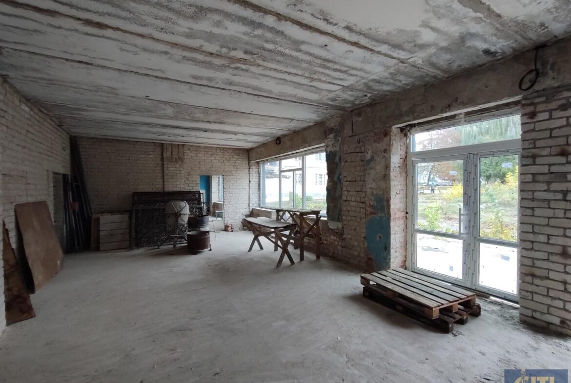 Фасадна окремо розташована будівля 710 кв.м. на Польовій