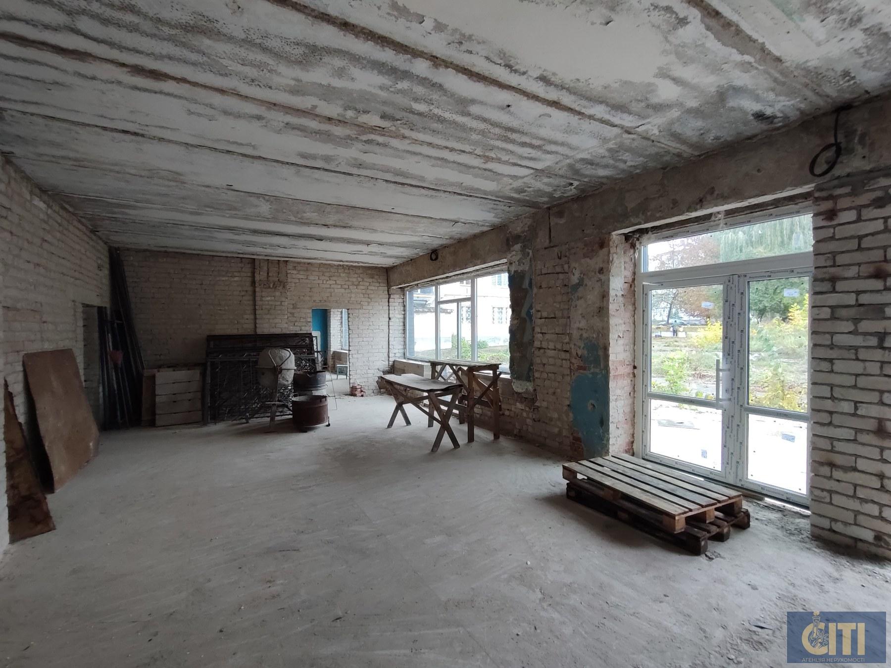 Фасадна окремо розташована будівля 710 кв.м. на Польовій