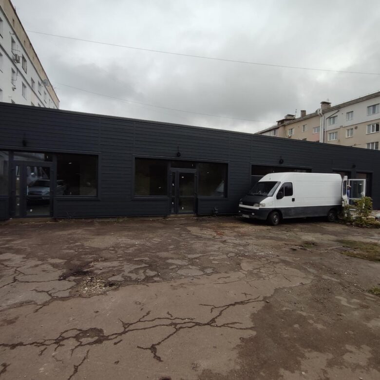 Фасадна окремо розташована будівля 710 кв.м. на Польовій