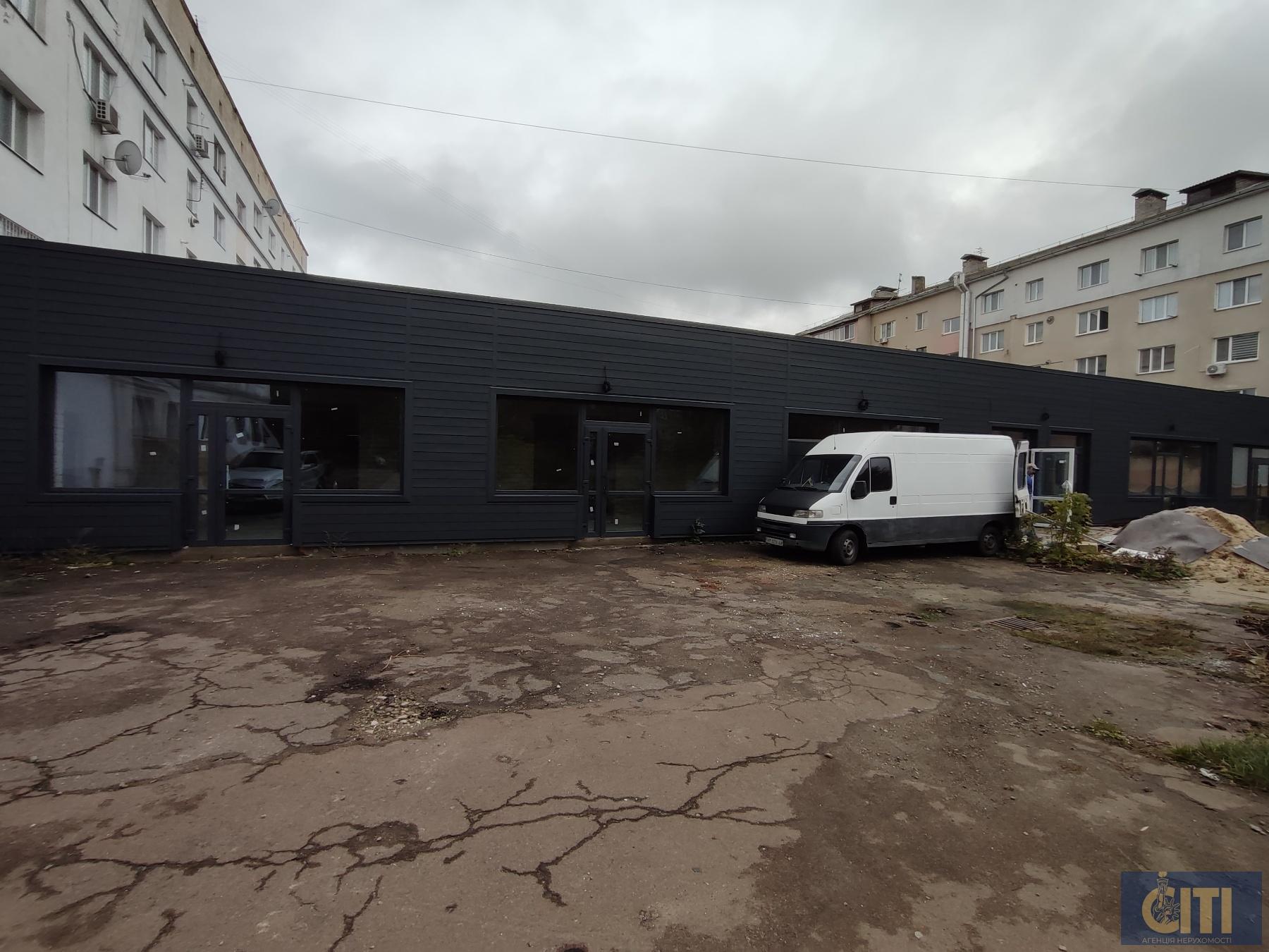 Фасадна окремо розташована будівля 710 кв.м. на Польовій