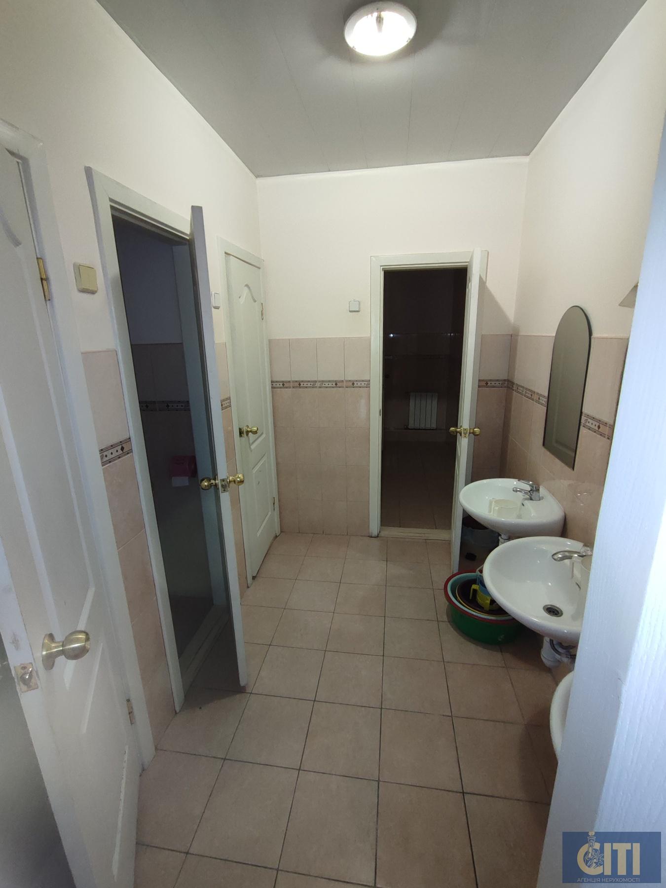 Продається приміщення 800 кв.м. у центрі Житомира, район майдану Короленка