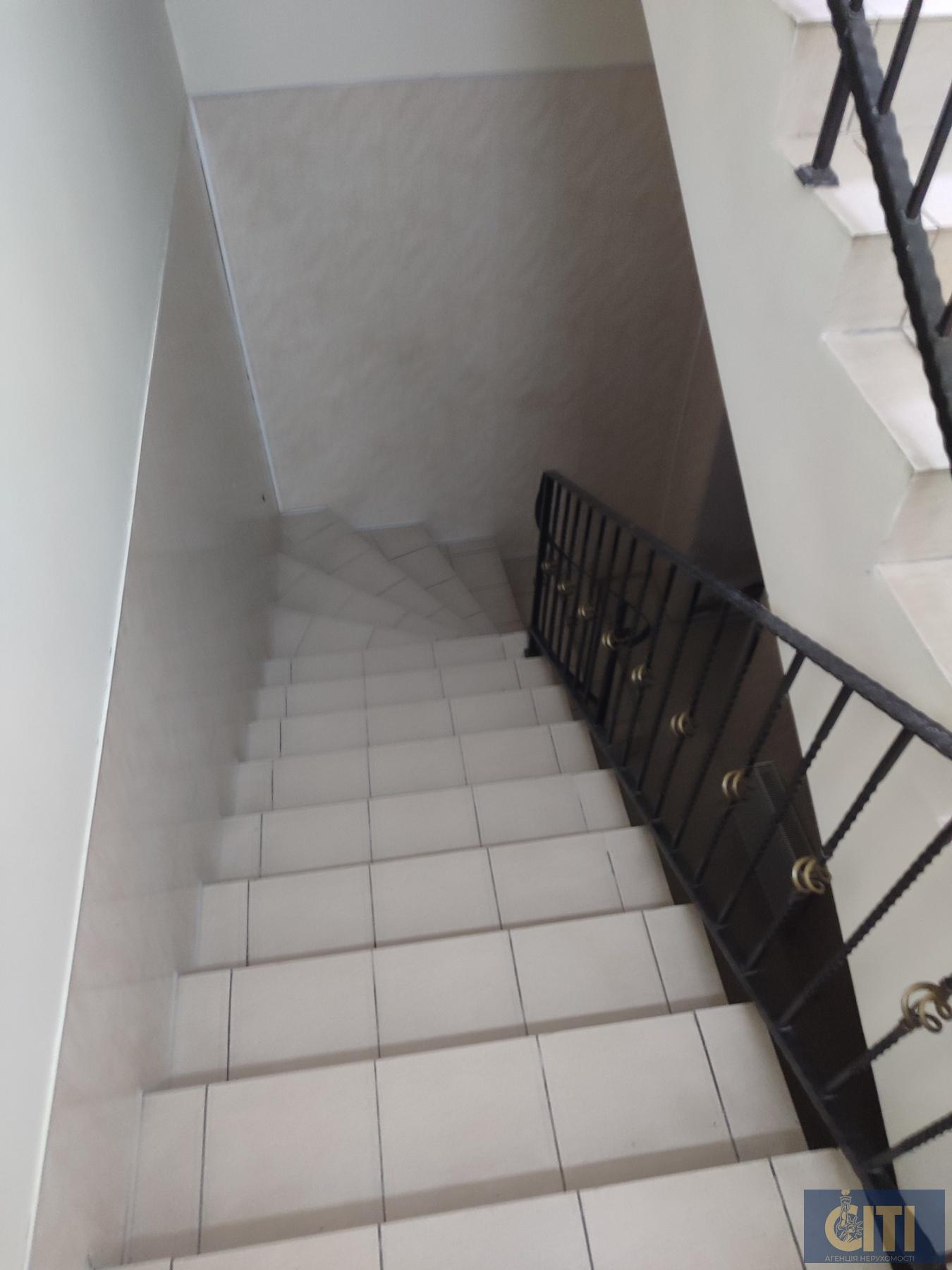 Продається приміщення 800 кв.м. у центрі Житомира, район майдану Короленка