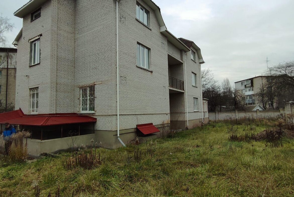 Продається приміщення 800 кв.м. у центрі Житомира, район майдану Короленка