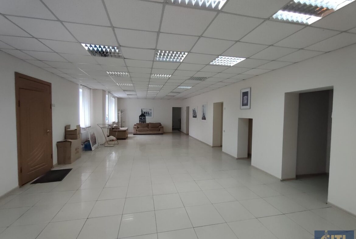 Продається приміщення 800 кв.м. у центрі Житомира, район майдану Короленка