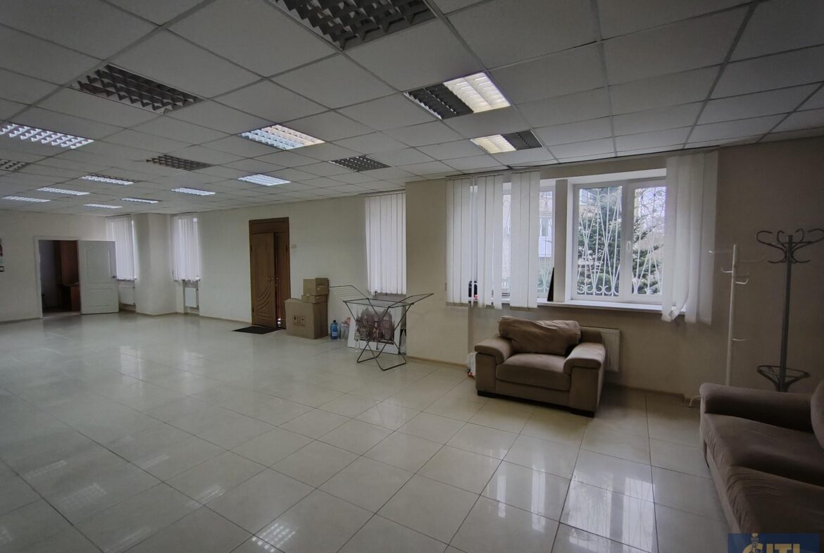 Продається приміщення 800 кв.м. у центрі Житомира, район майдану Короленка
