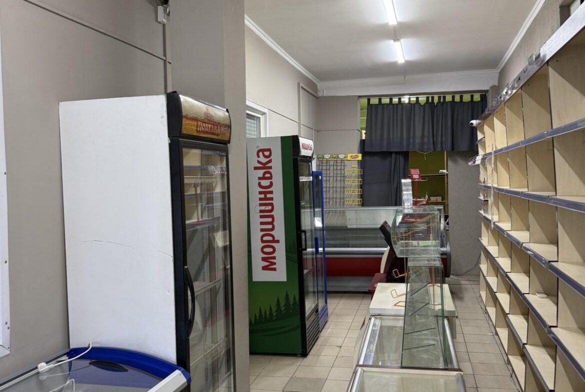 Здається в оренду магазин на Житньому ринку (м. Житомир) – з боку автостанції, з торця будівлі