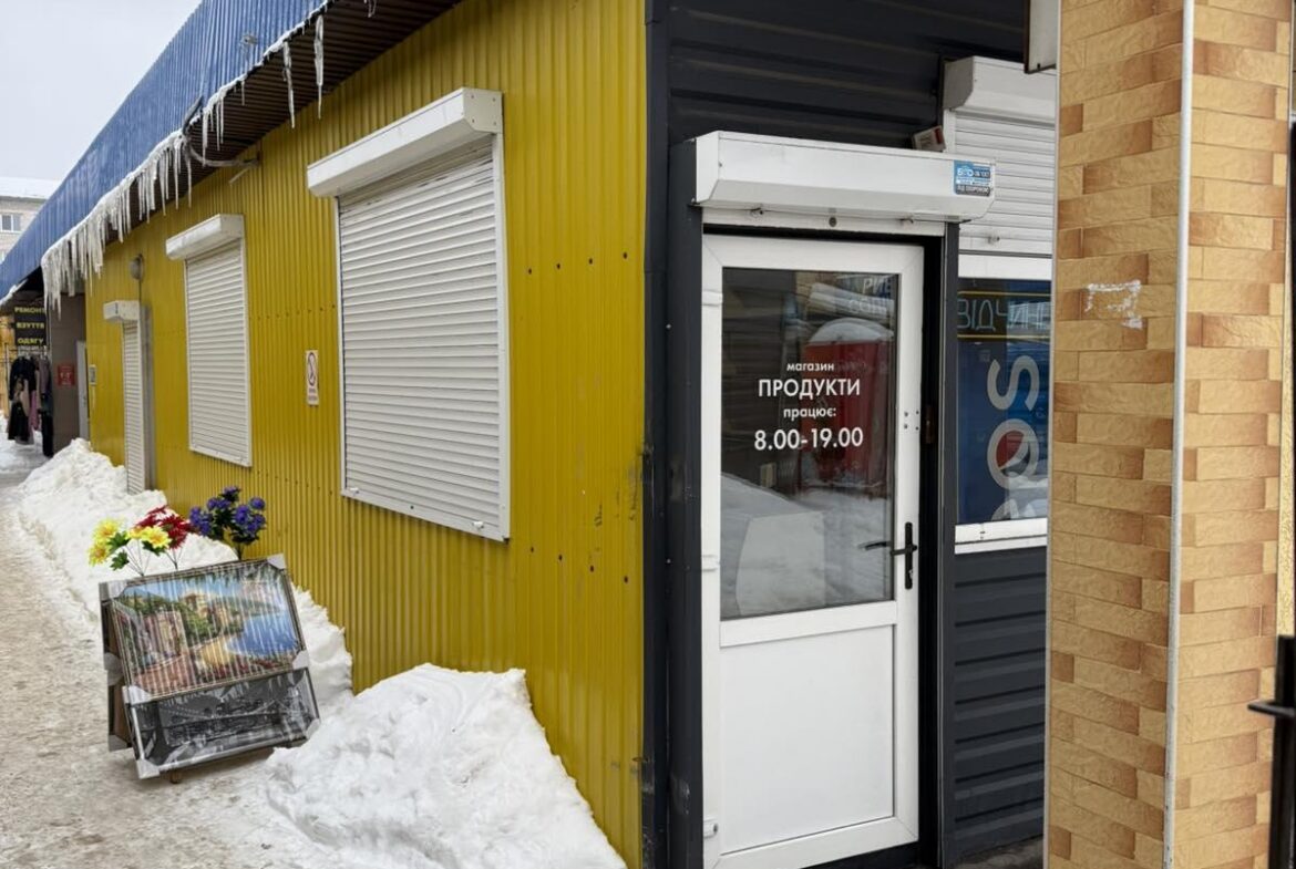 Здається в оренду магазин на Житньому ринку (м. Житомир) – з боку автостанції, з торця будівлі