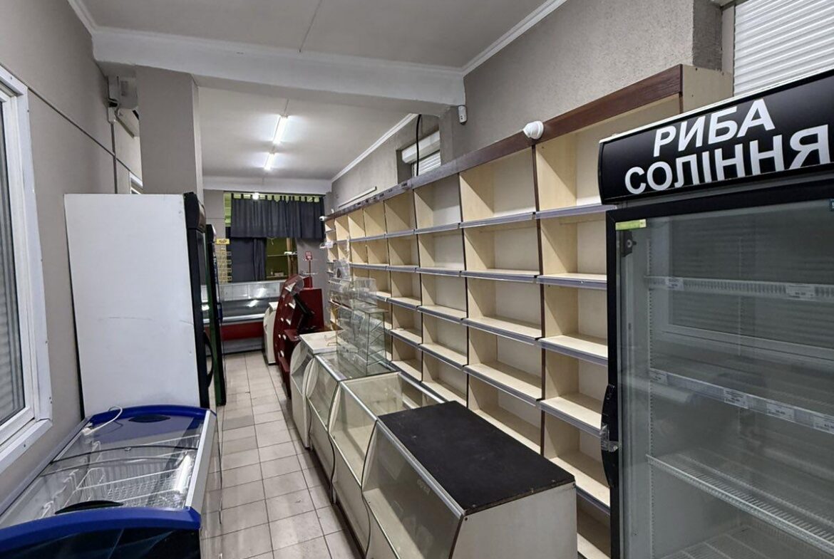 Здається в оренду магазин на Житньому ринку (м. Житомир) – з боку автостанції, з торця будівлі