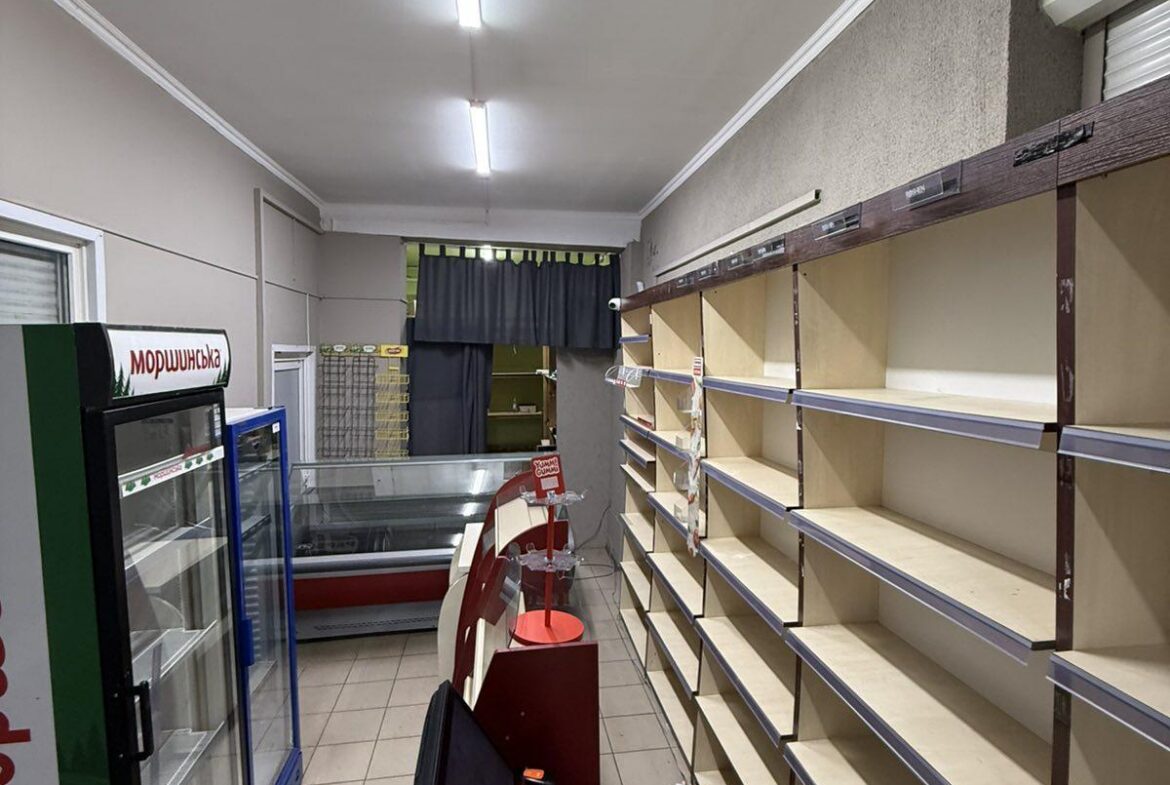 Здається в оренду магазин на Житньому ринку (м. Житомир) – з боку автостанції, з торця будівлі