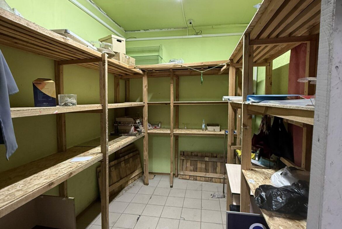 Здається в оренду магазин на Житньому ринку (м. Житомир) – з боку автостанції, з торця будівлі