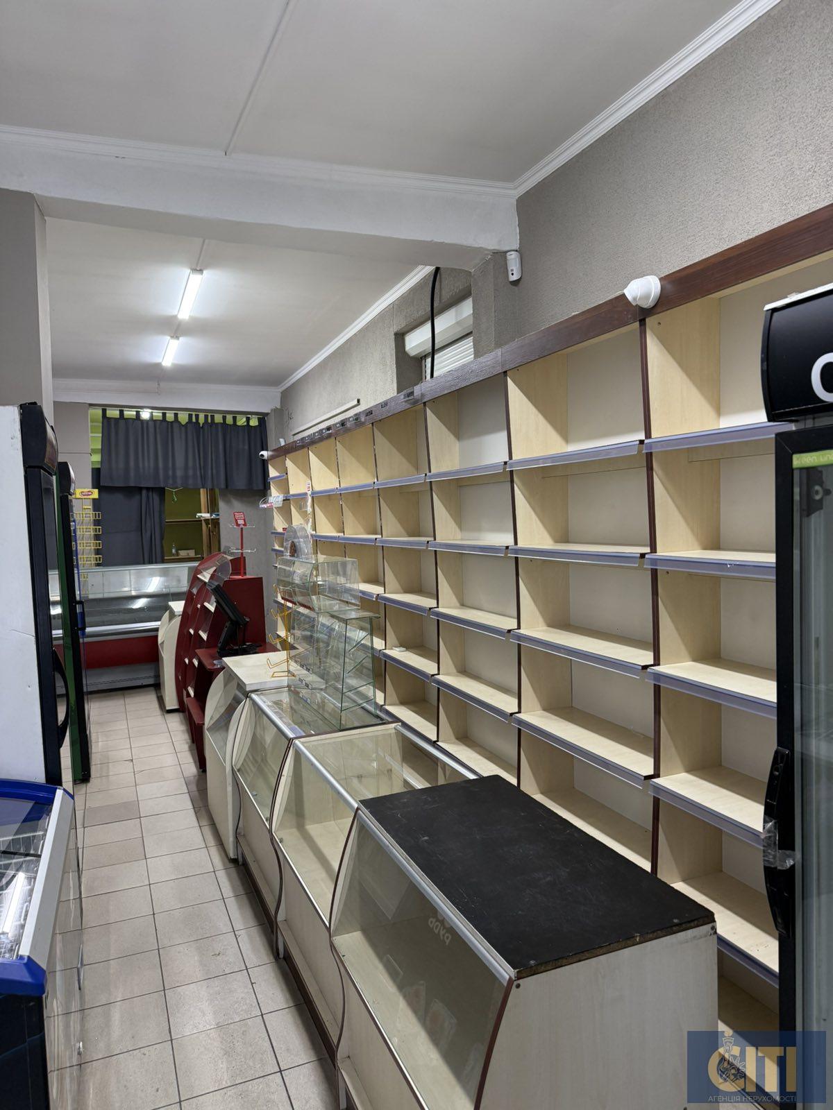 Здається в оренду магазин на Житньому ринку (м. Житомир) – з боку автостанції, з торця будівлі