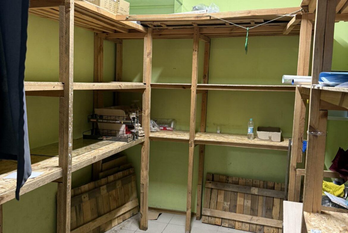 Здається в оренду магазин на Житньому ринку (м. Житомир) – з боку автостанції, з торця будівлі