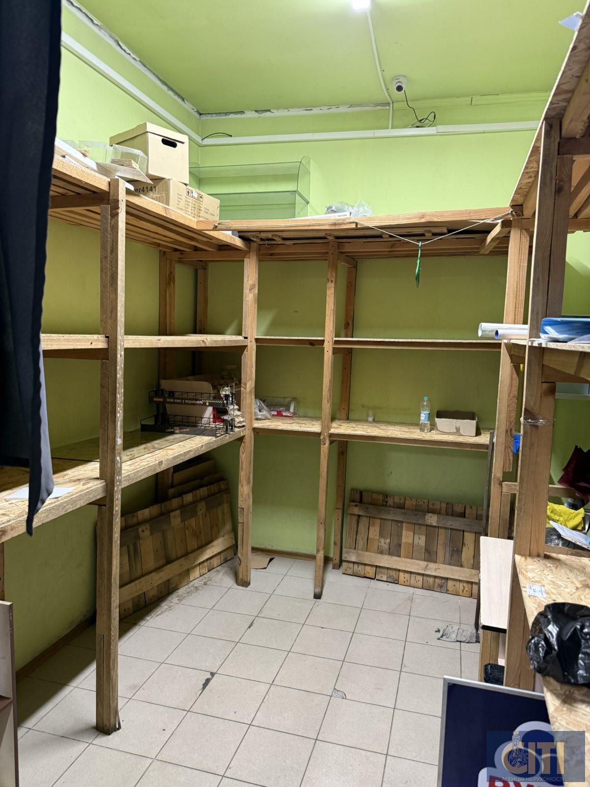 Здається в оренду магазин на Житньому ринку (м. Житомир) – з боку автостанції, з торця будівлі