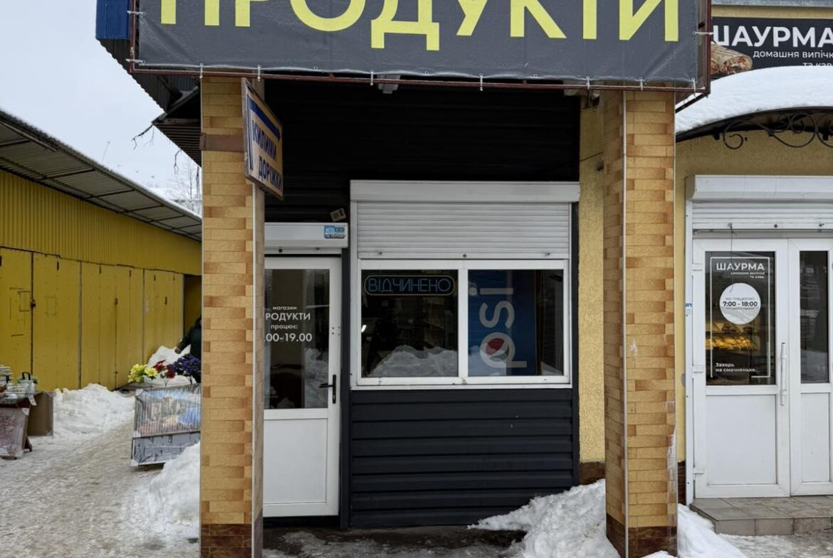 Здається в оренду магазин на Житньому ринку (м. Житомир) – з боку автостанції, з торця будівлі