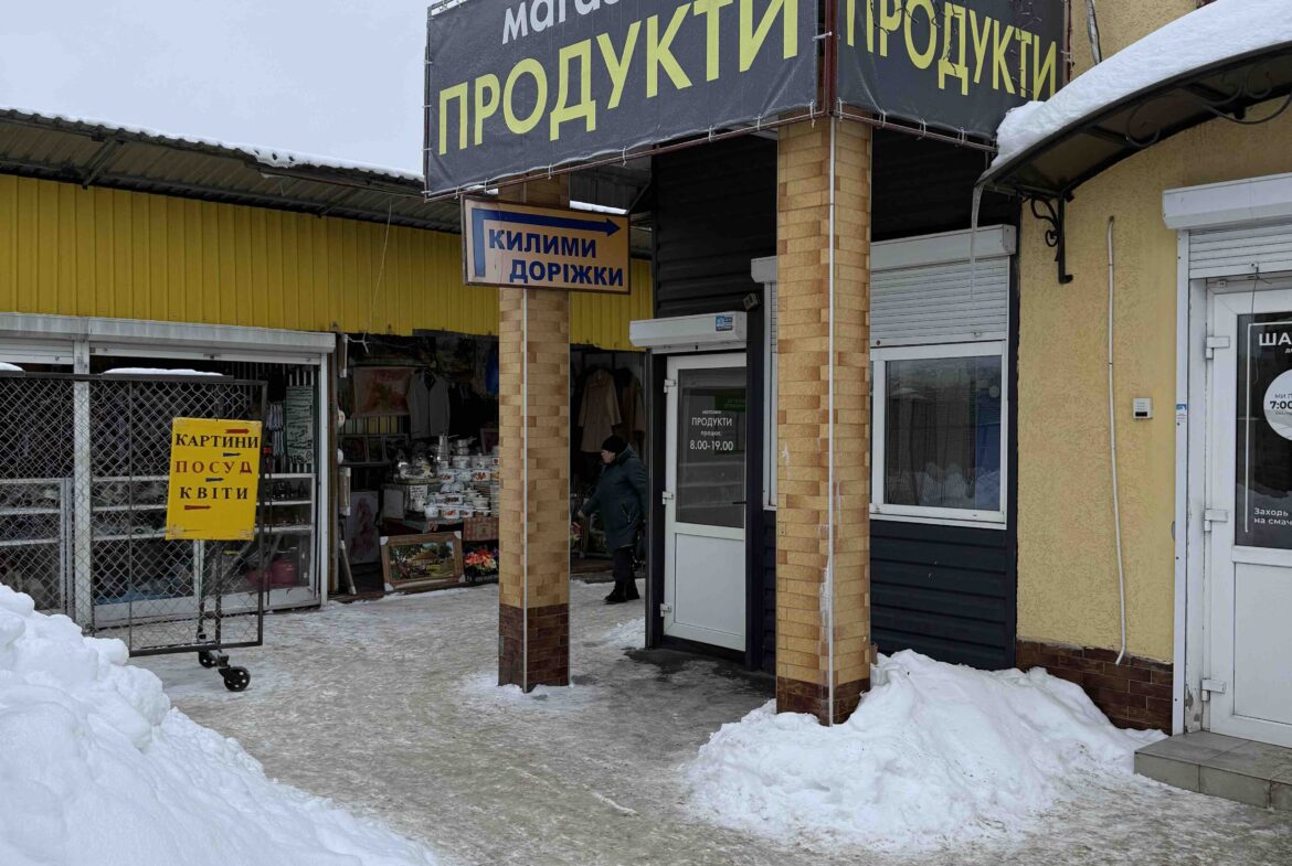 Здається в оренду магазин на Житньому ринку (м. Житомир) – з боку автостанції, з торця будівлі