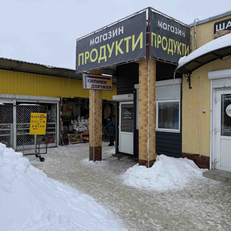 Здається в оренду магазин на Житньому ринку (м. Житомир) – з боку автостанції, з торця будівлі