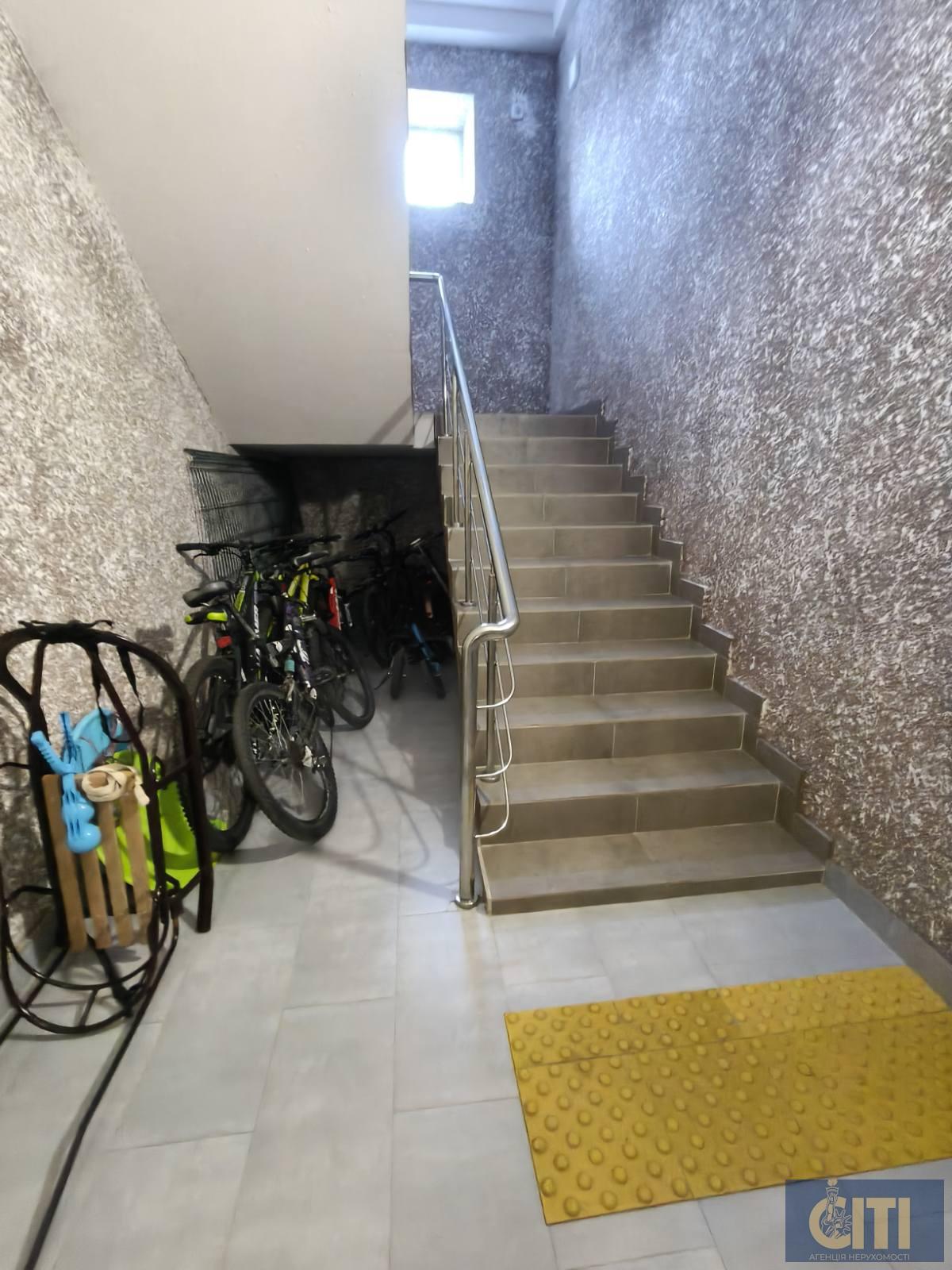 Продаж фасадного комерційного приміщення, 120 кв.м, район Малинського ринку