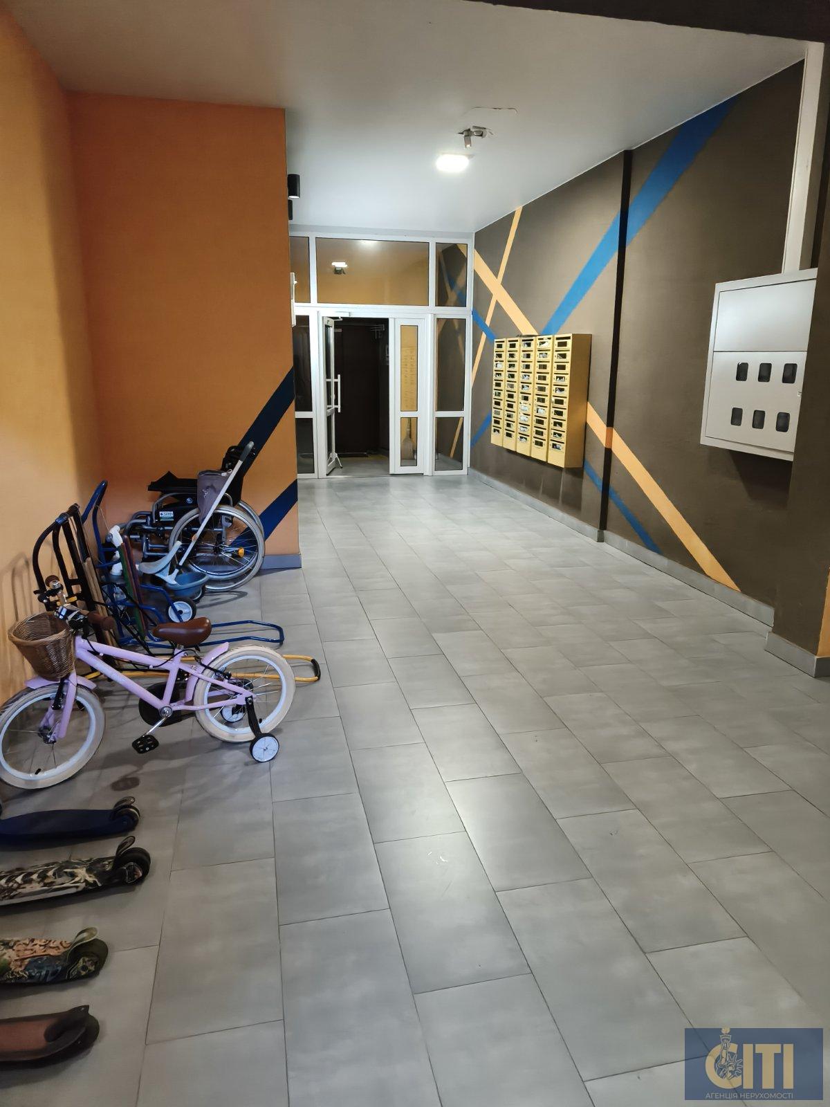 Продаж фасадного комерційного приміщення, 120 кв.м, район Малинського ринку